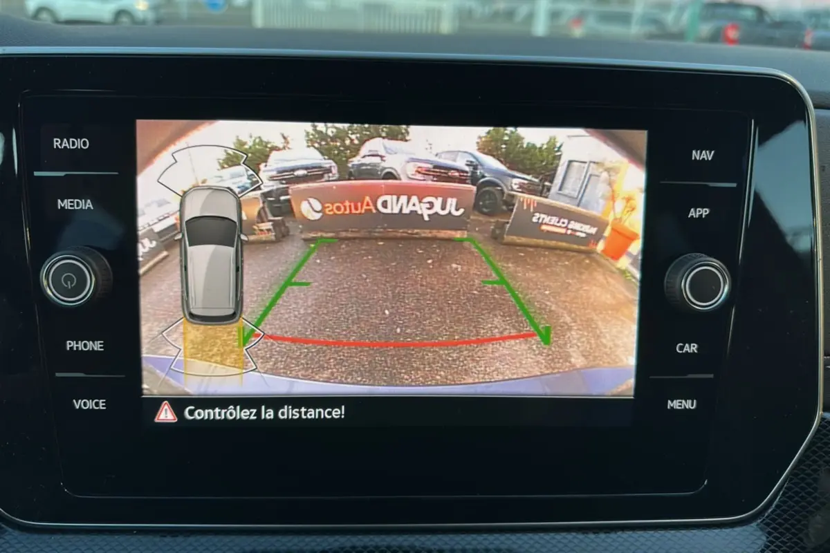 Affichage de la caméra de recul du Volkswagen T-Cross gris cendré, avec lignes de guidage et alertes de distance.