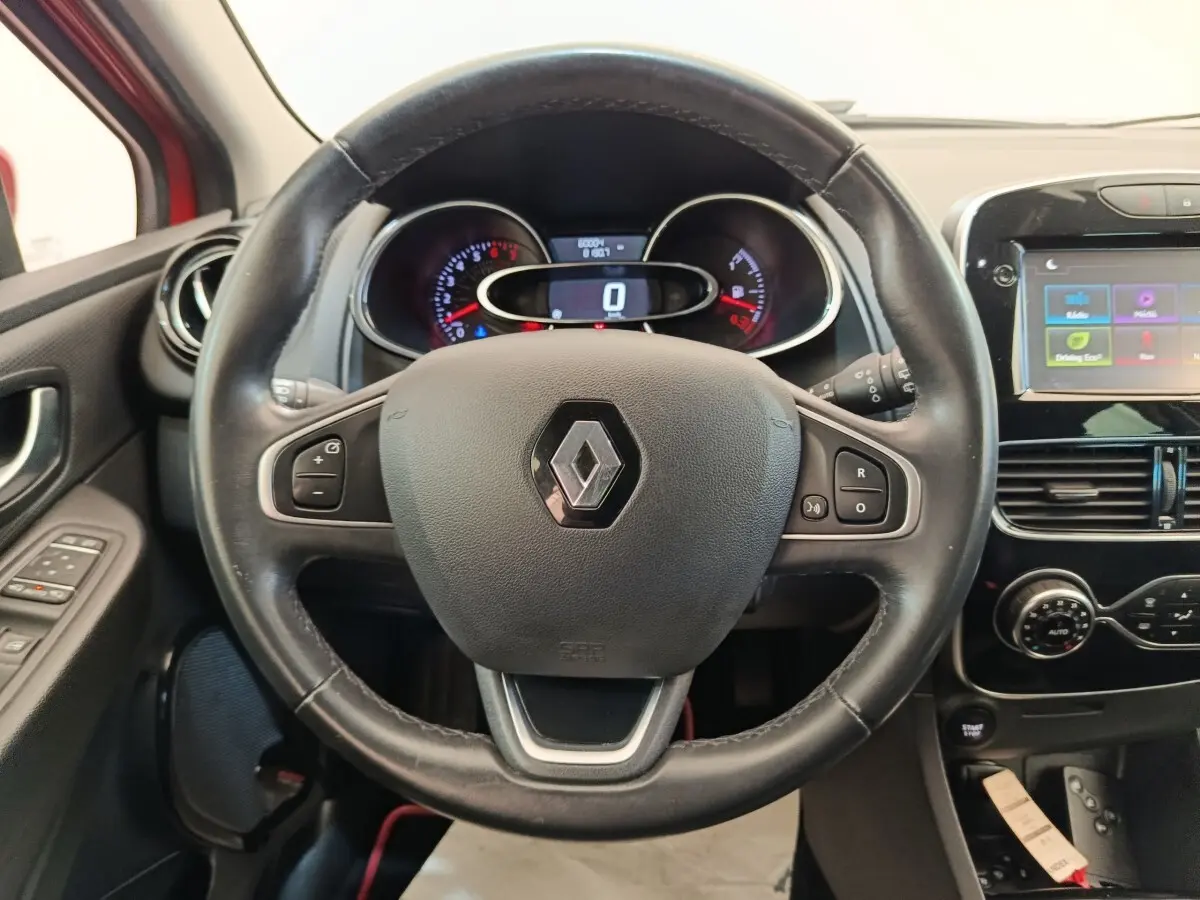 Vue intérieure centrée sur le volant cuir de la Renault Clio Intens 2018 avec tableau de bord et écran tactile couleur.