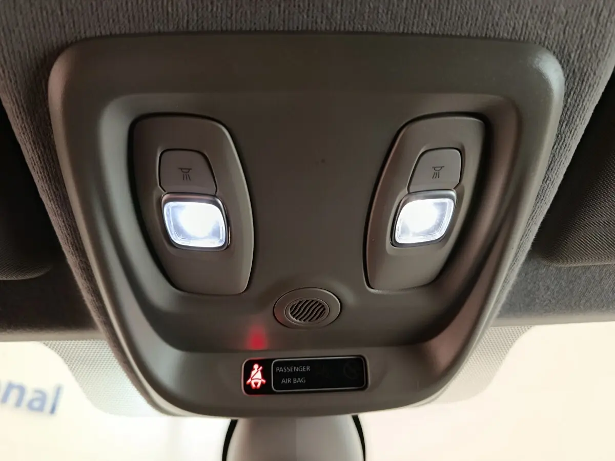 Plafonnier intérieur avec spots de lecture allumés et témoin ceinture passager dans une Renault Clio rouge Intens Energy TCe 90 2018.