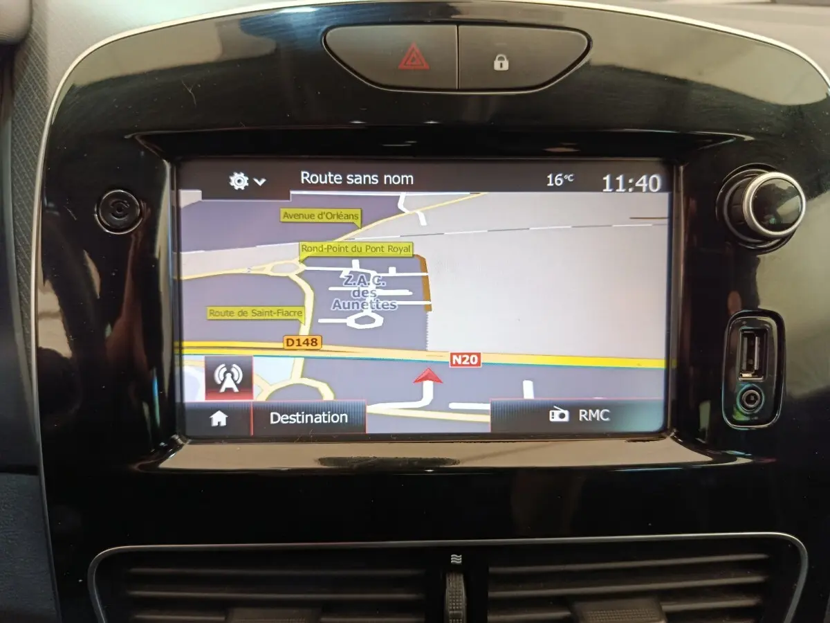 Gros plan sur l’écran tactile central du système de navigation de la Renault Clio Intens Energy TCe 90, finition noire brillante.