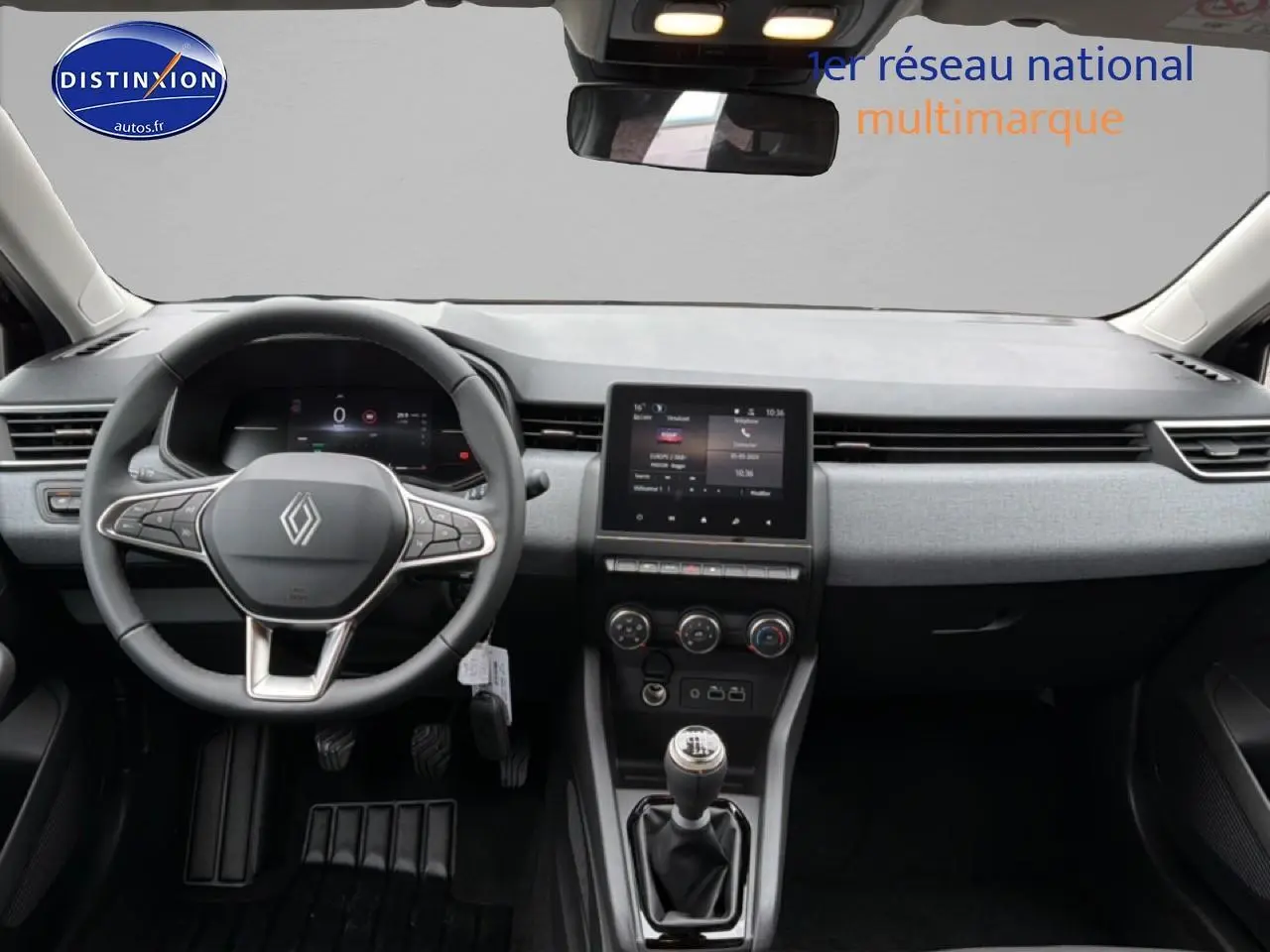 Intérieur de la Renault Clio V noir, vue frontale du tableau de bord avec volant multifonction et écran tactile central.
