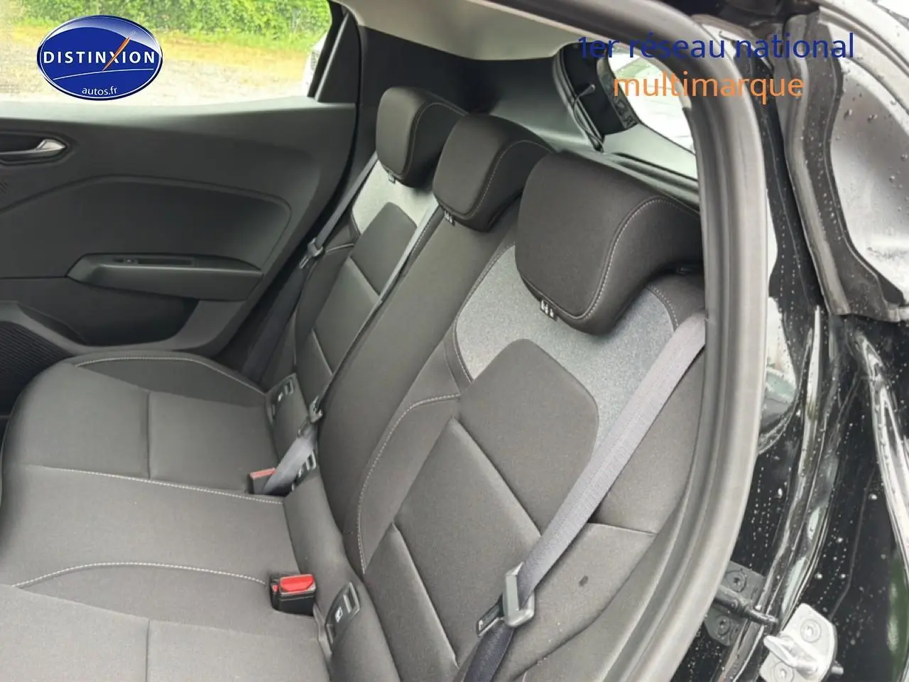Vue intérieure côté droit sur la banquette arrière noire et grise de la Renault Clio V 1.0 TCe 90 Evolution 2026.