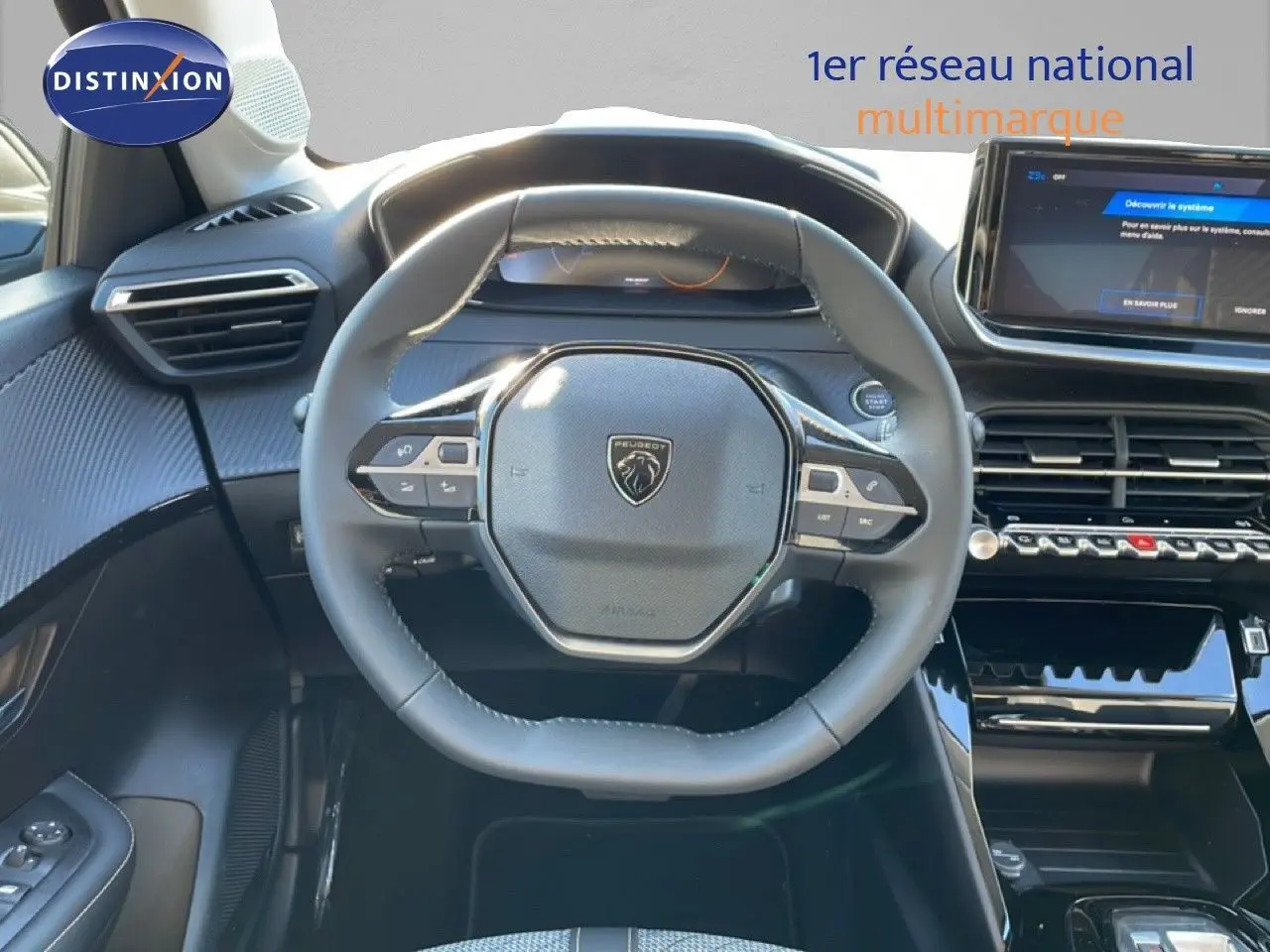 Vue intérieure centrée sur le volant cuir noir de la Peugeot 208 Hybrid 110ch, avec tableau de bord et écran tactile visibles.