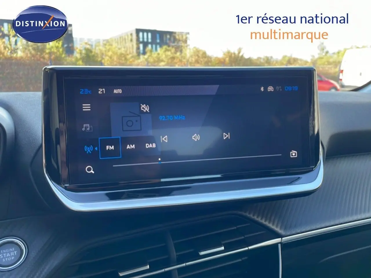 Écran tactile central du tableau de bord de la Peugeot 208 Hybrid 110ch Allure, affichant la radio FM.