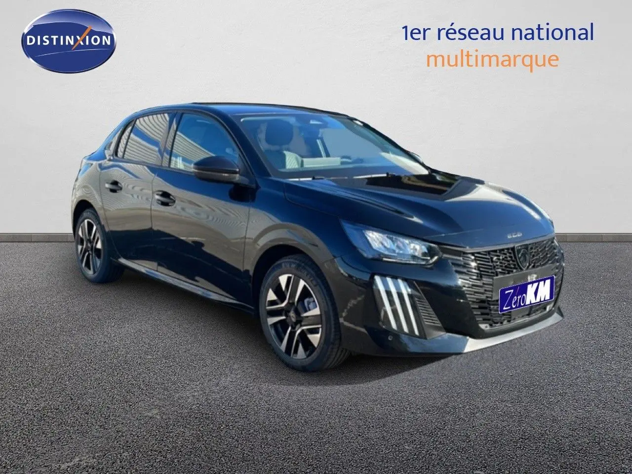 PEUGEOT 208 Hybrid noir perla metal en 3/4 avant droit, avec feux LED et jantes alliage distinctives.