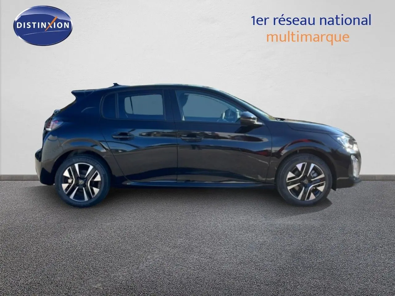 Profil côté gauche d'une Peugeot 208 Hybrid 110ch Allure noir perla metal avec jantes alliage et vitres teintées.