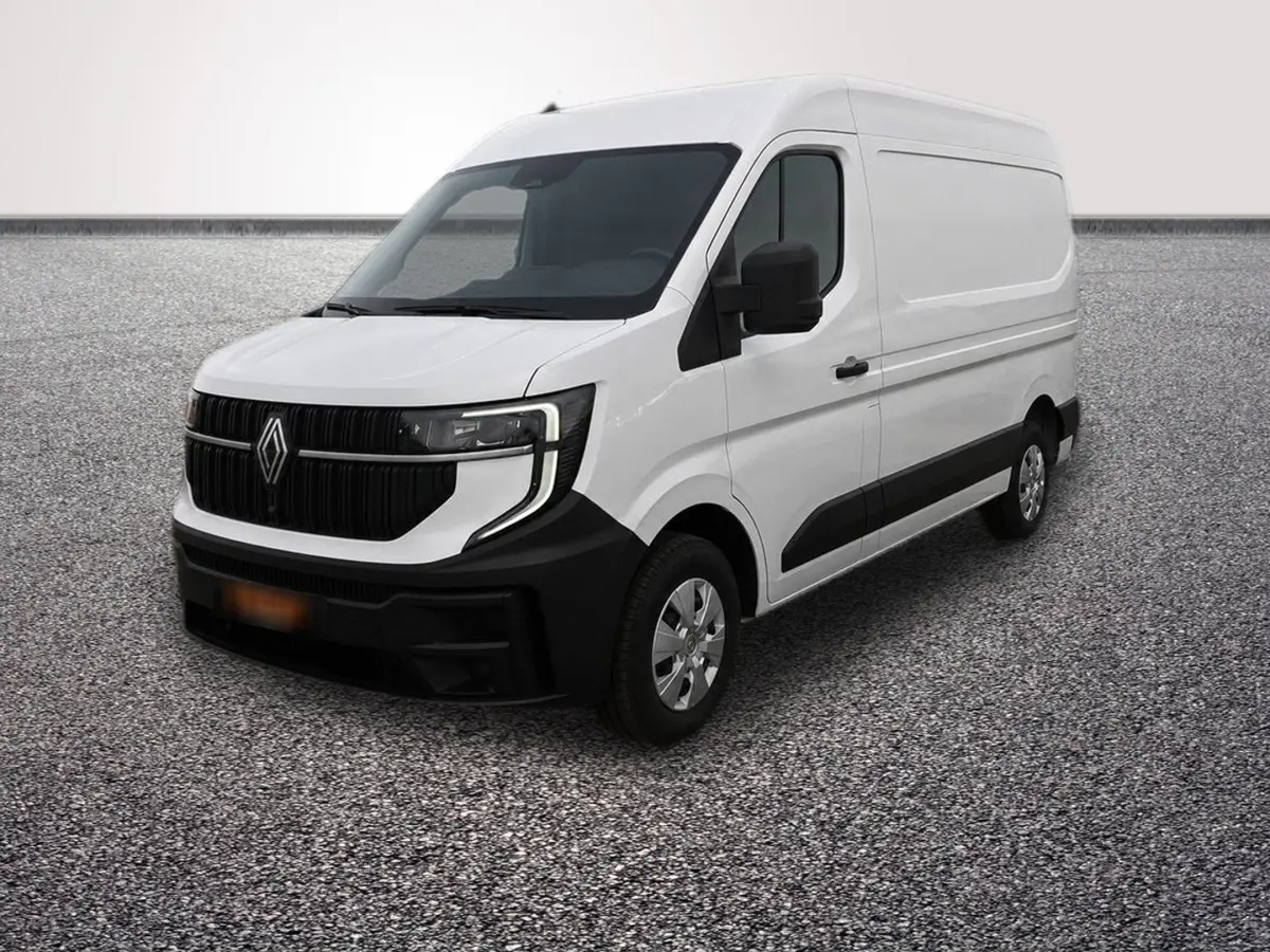 Renault Master blanc en vue 3/4 avant droit, avec calandre noire et feux LED distinctifs.