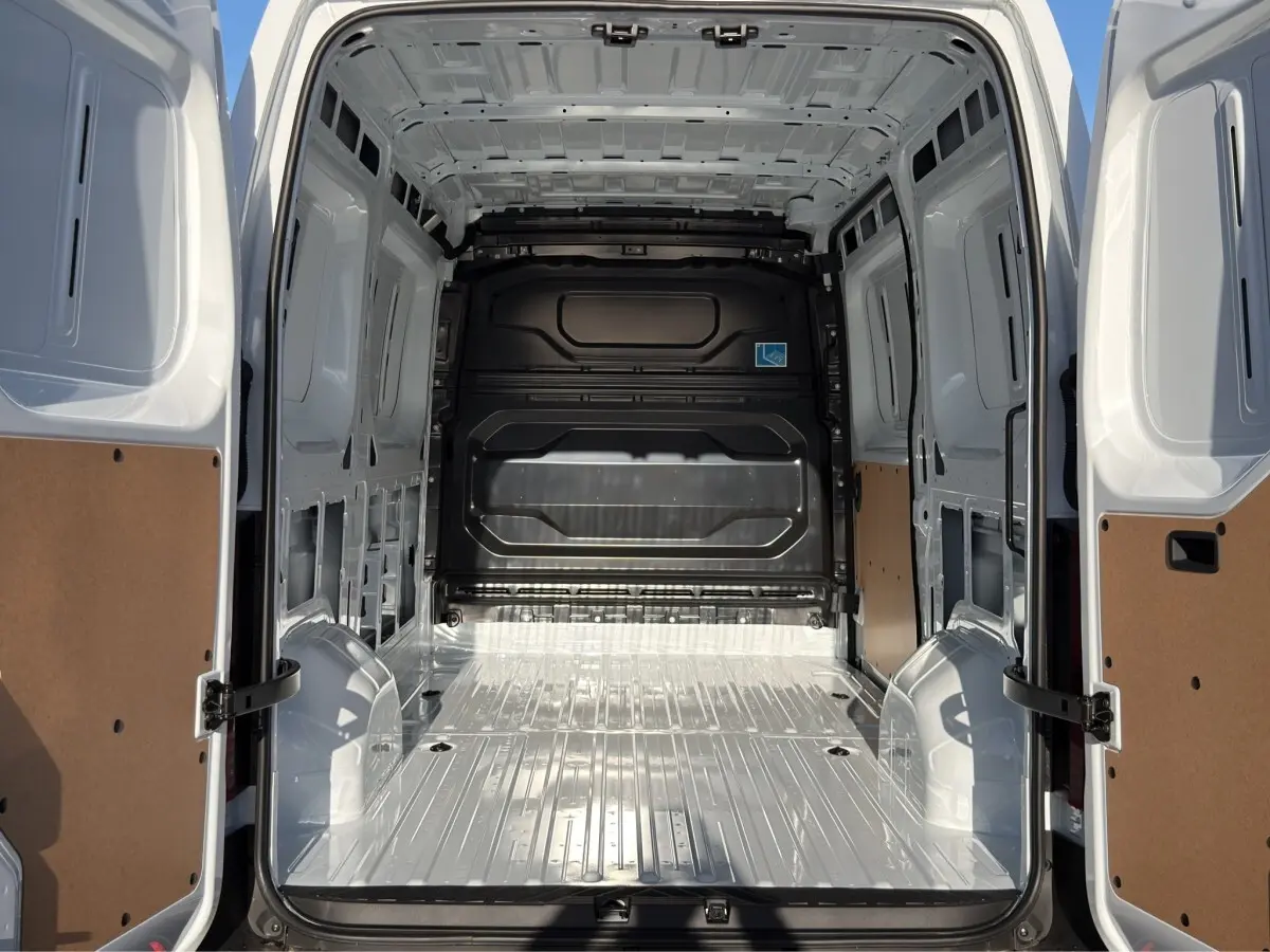Vue arrière intérieure du Renault Master blanc 2026, montrant l'espace de chargement vide avec parois partiellement protégées.