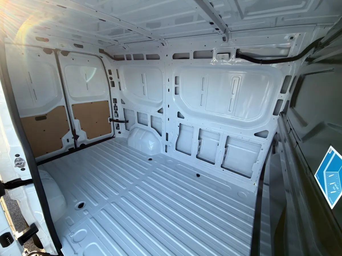 Intérieur de la zone de chargement blanc du Renault Master FG L2H2, vue depuis l'arrière avec portes ouvertes.