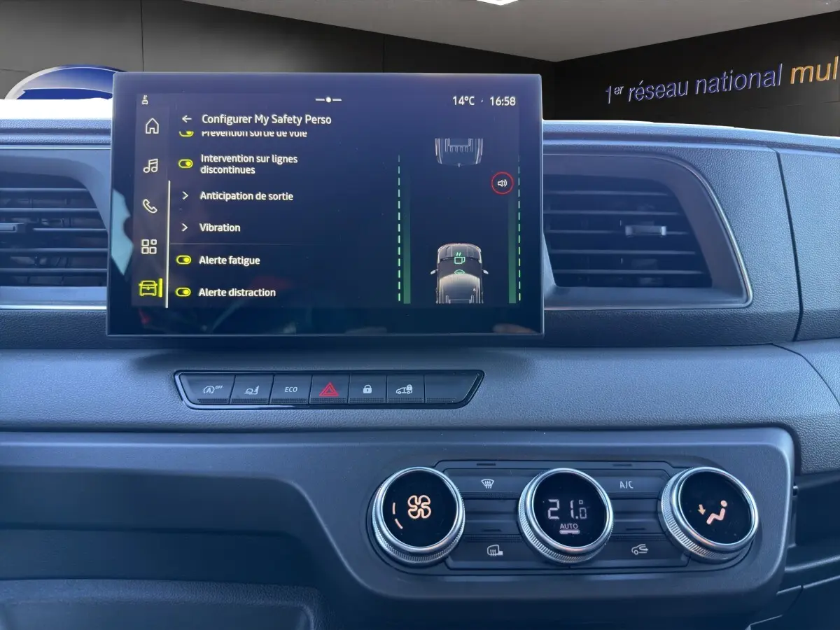 Vue rapprochée de la console centrale du Renault Master 2026, écran tactile et commandes climatisation visibles.