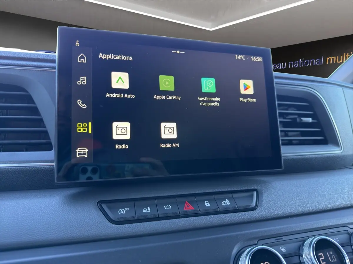 Écran tactile central du tableau de bord du Renault Master blanc, affichant les applications Android Auto et Apple CarPlay.