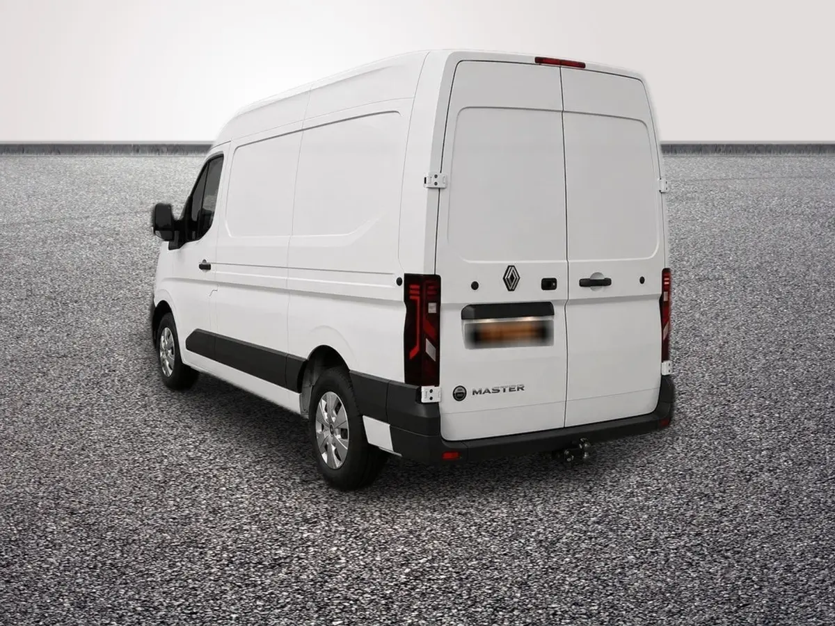 Renault Master blanc en vue 3/4 arrière droit, fourgon utilitaire avec feux arrière LED et attelage visible.