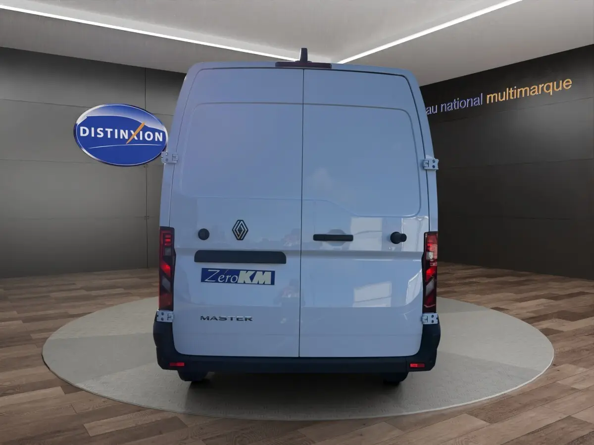 Vue arrière d’un Renault Master blanc avec portes battantes fermées et logo Zero KM visible.