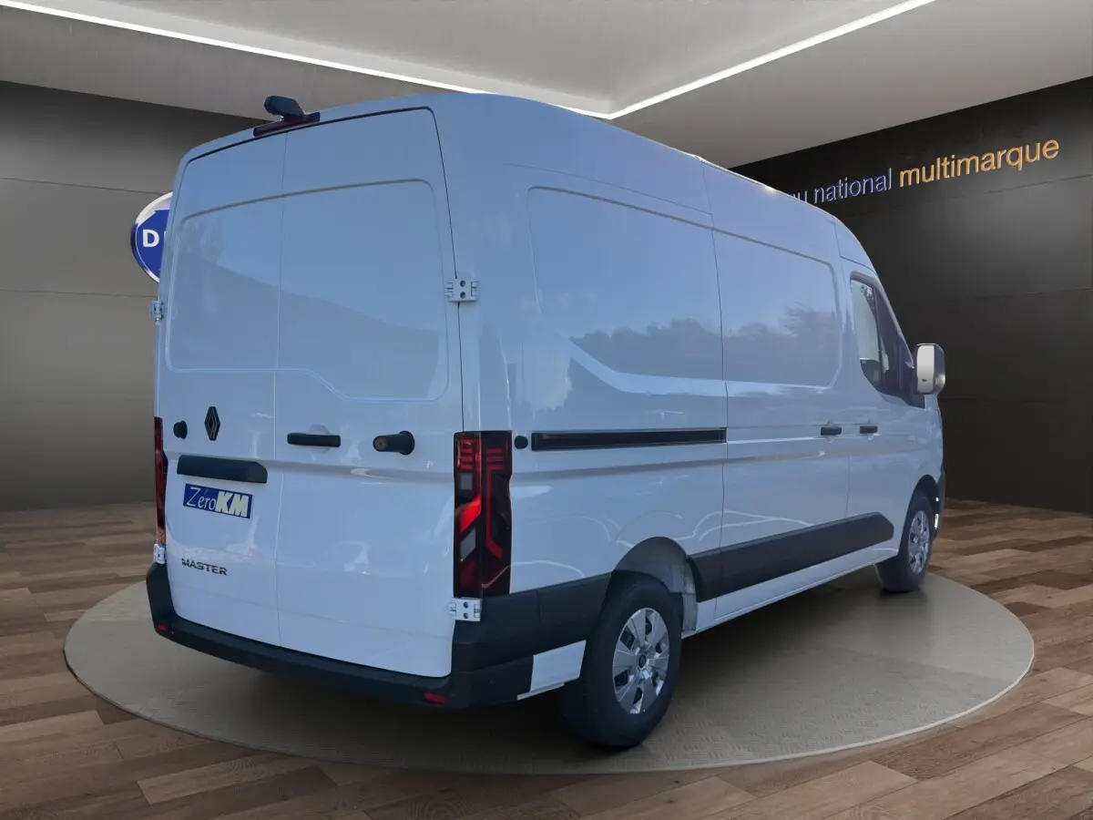 Vue 3/4 arrière droit d’un utilitaire Renault Master blanc avec feux arrière LED et protections latérales noires.