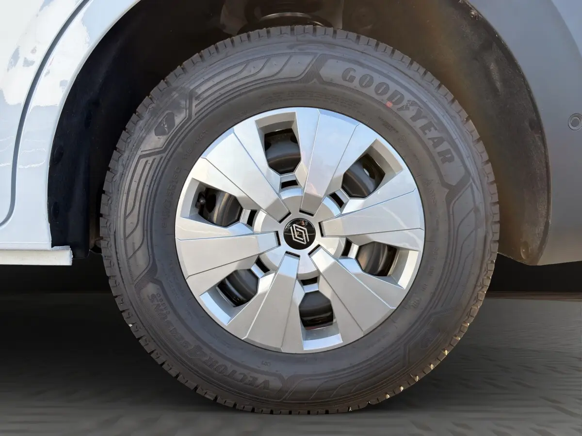 Gros plan sur la roue avant droite blanche du Renault Master 2026 avec jante argentée et pneu Goodyear.