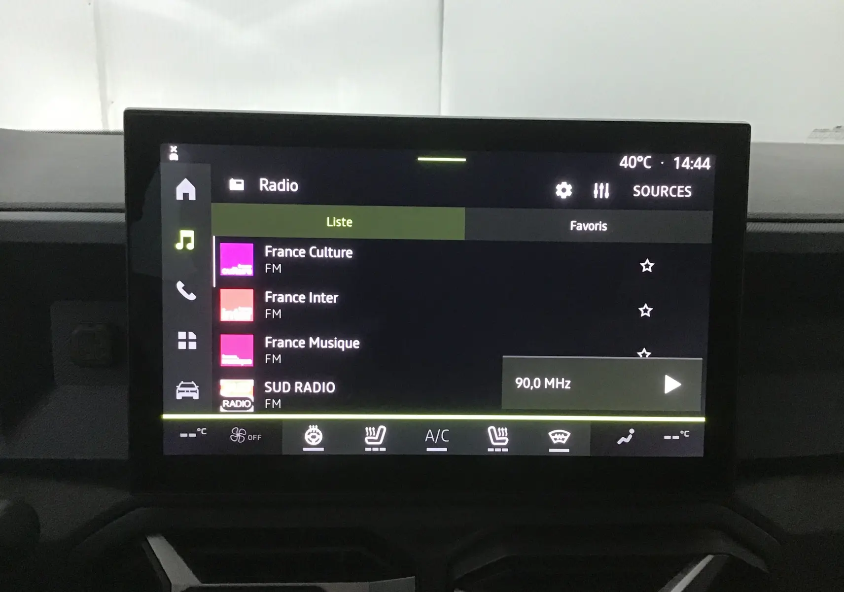 Écran tactile central du tableau de bord du Dacia Bigster 2025 affichant les stations radio FM avec interface moderne.