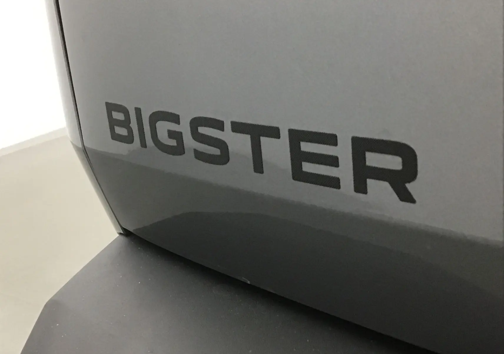 Gros plan sur l'inscription BIGSTER en gris schiste sur la partie arrière du Dacia Bigster 2025.