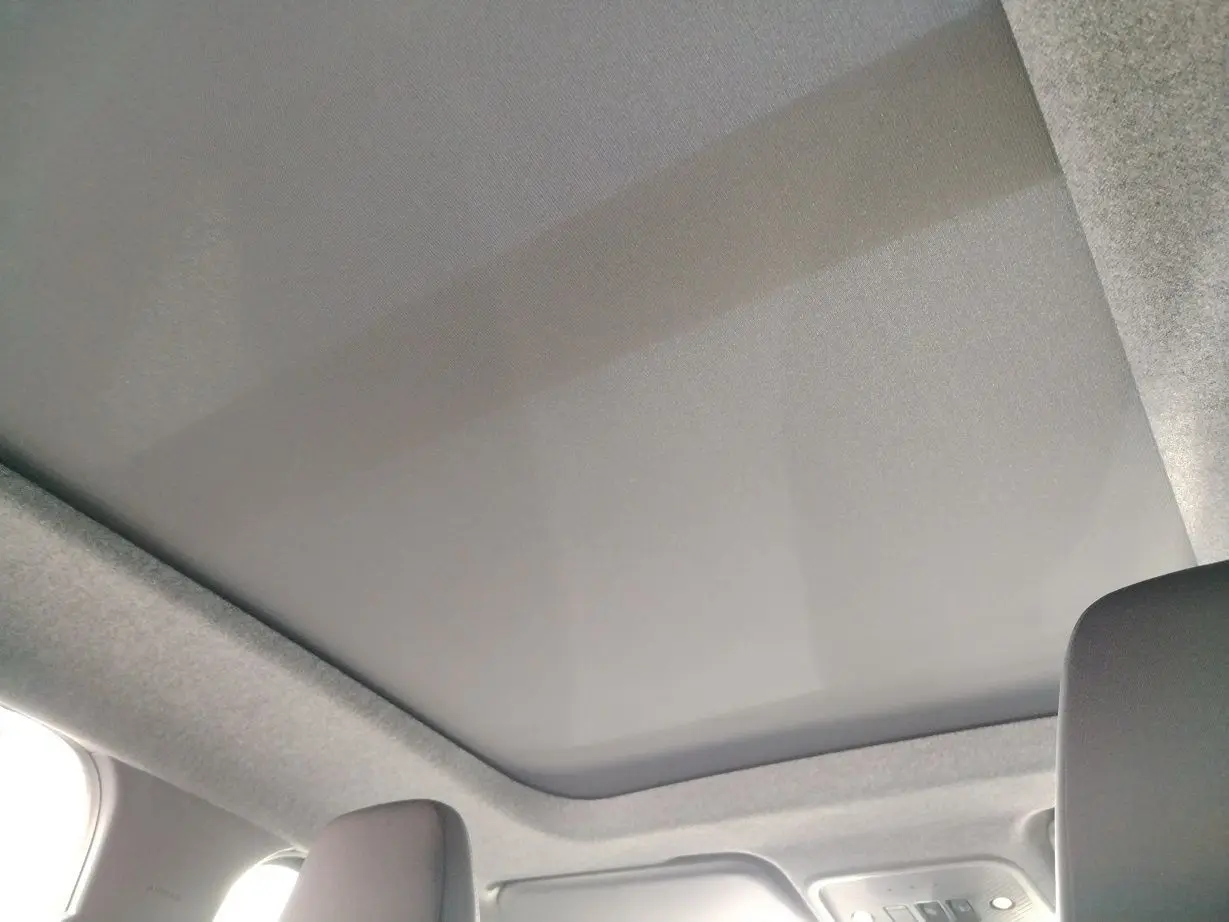 Toit ouvrant panoramique fermé à l'intérieur d'une Dacia Bigster noire, version 2025, vue du plafond intérieur.