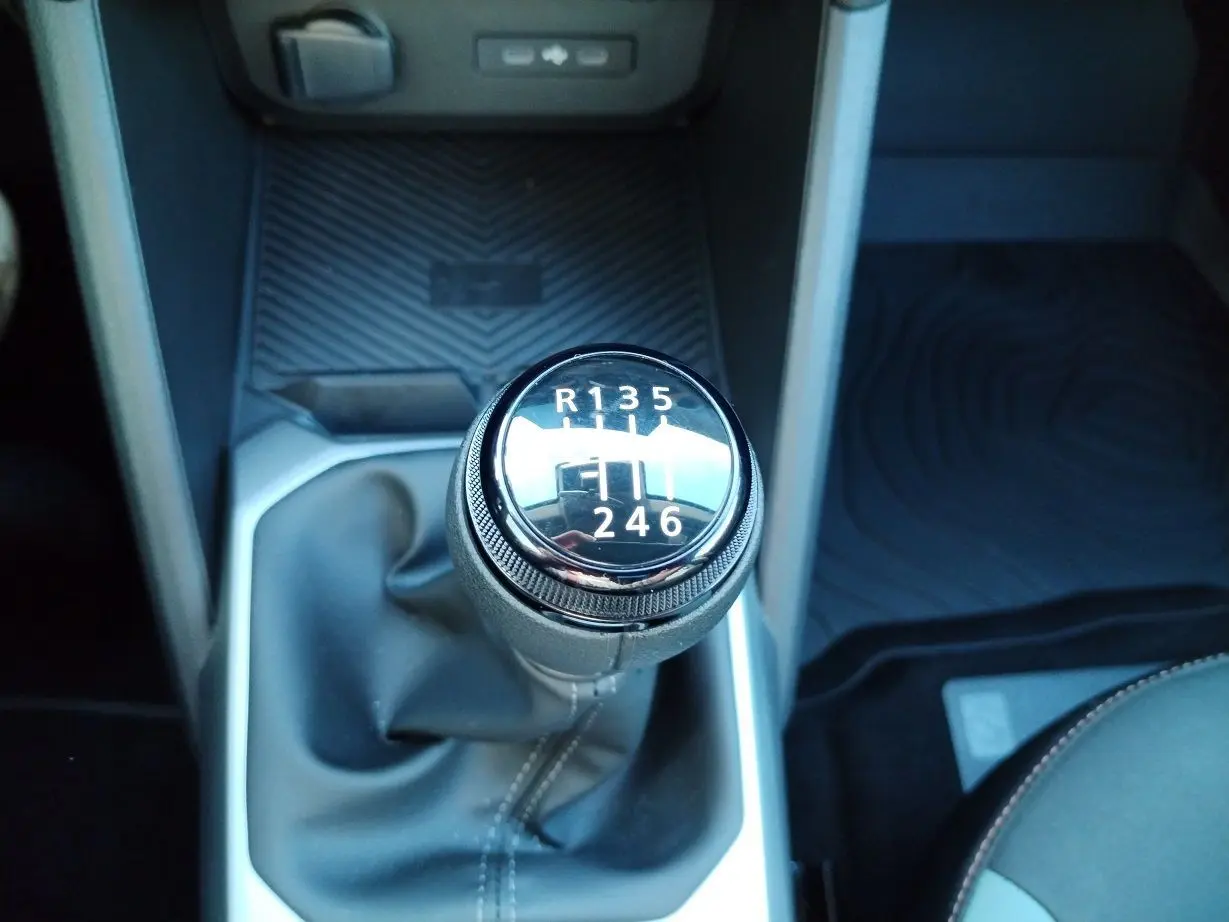 Le levier de vitesses manuelle noir de la DACIA BIGSTER 2025, vue rapprochée de la console centrale intérieure.