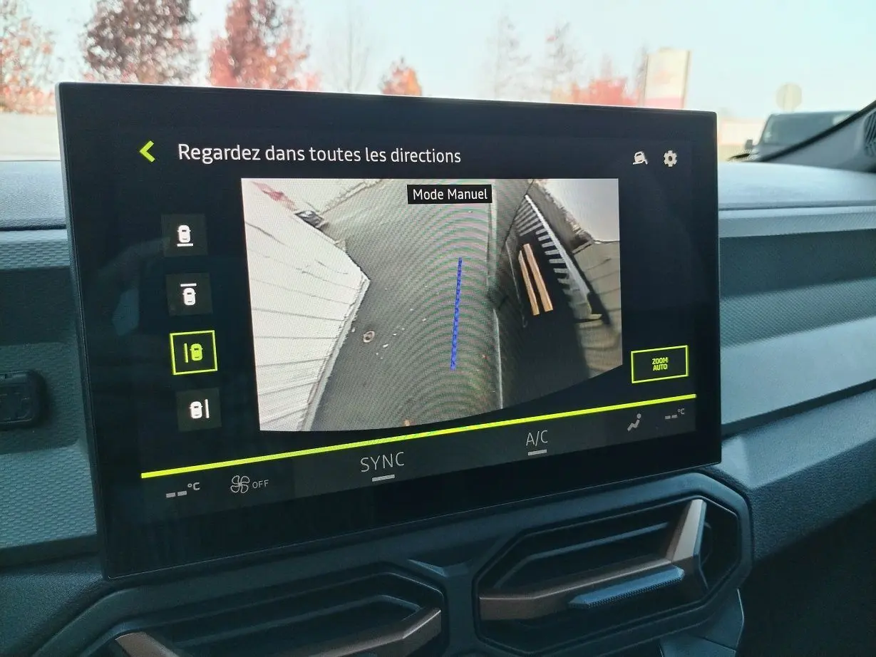 Écran central du Dacia Bigster 2025 montrant la vue caméra 360° en mode manuel avec interface moderne noire.