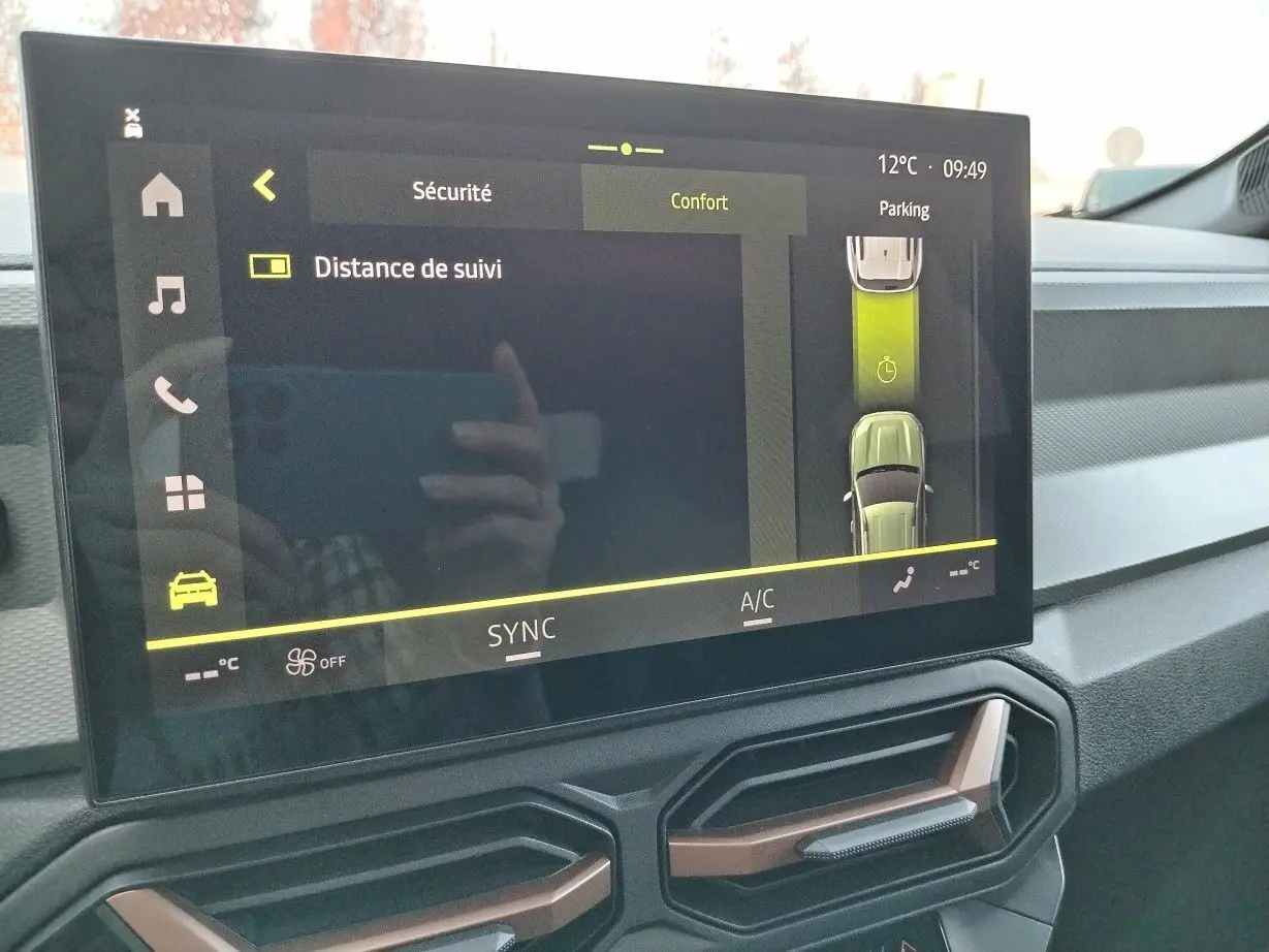 Écran tactile central de la Dacia Bigster 2025 noir affichant les réglages de confort et distance de suivi en mode parking.