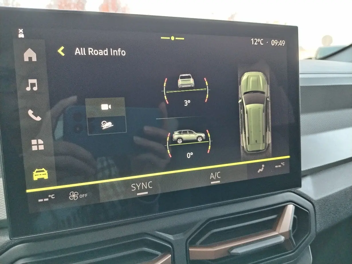 Écran tactile intérieur du Dacia Bigster 2025 affichant les informations All Road en vue de dessus, tableau de bord noir.