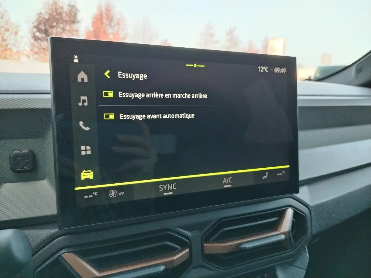 Écran tactile central du tableau de bord du Dacia Bigster 2025 noir, affichant les réglages d'essuyage automatique.