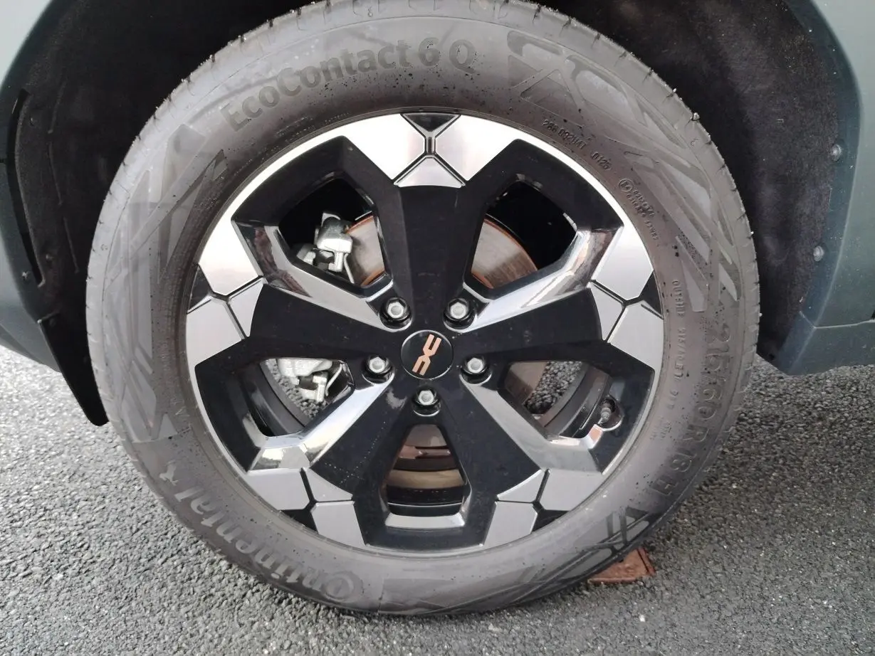 Gros plan sur la roue avant droite du Dacia Bigster noir 2025, mettant en valeur la jante bi-ton moderne et le pneu Continental.