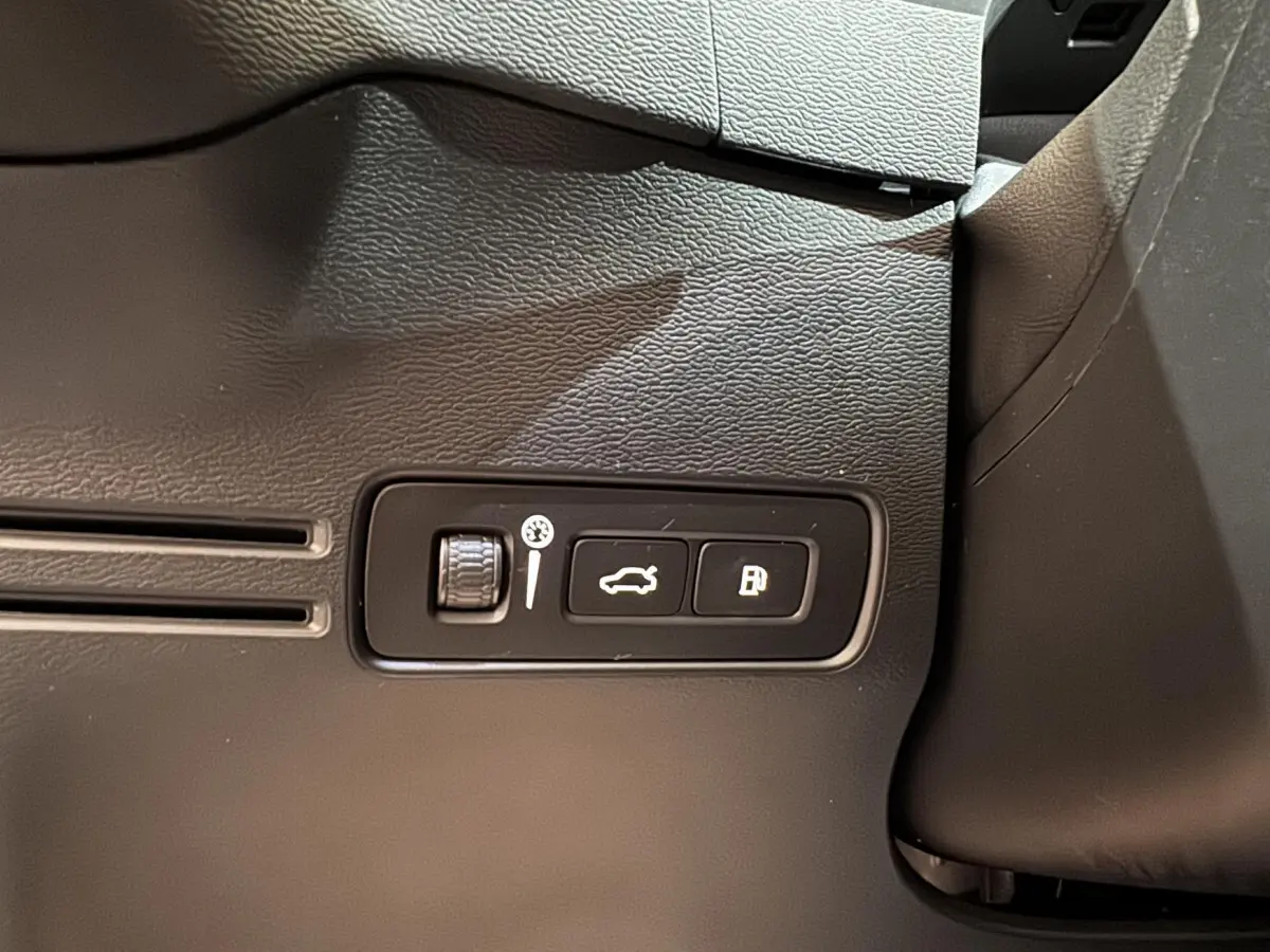 Boutons d'ouverture du coffre et de la trappe à carburant sur tableau de bord noir du Volvo XC40 Recharge T5 2021