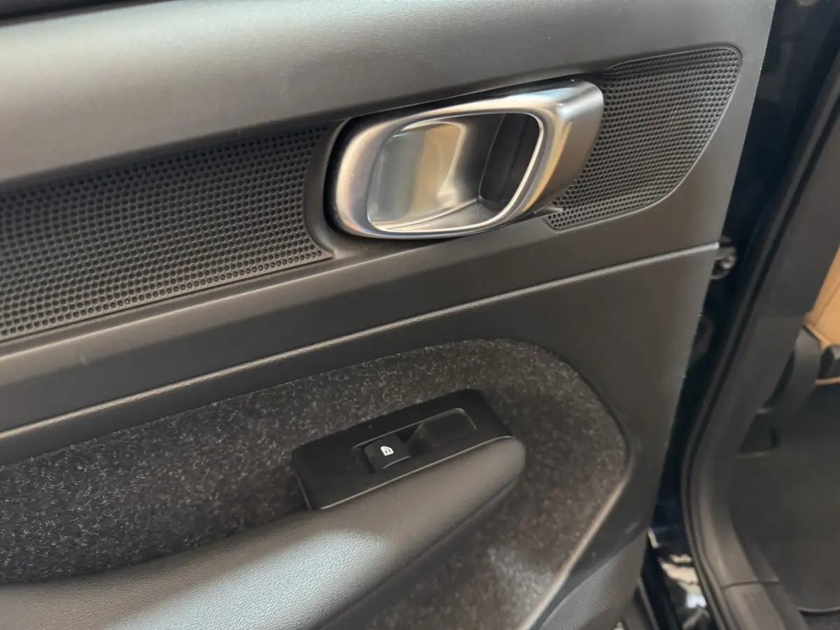 Poignée intérieure et commande de verrouillage sur la porte côté gauche d'un Volvo XC40 noir, finition Inscription.