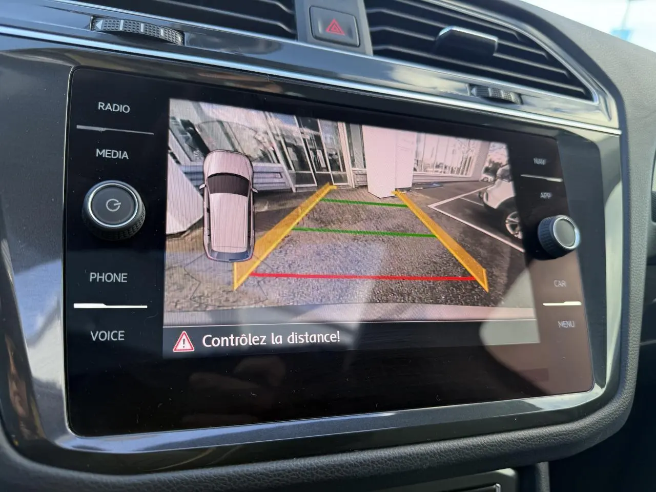 Écran tactile intérieur du Volkswagen Tiguan 2020 affichant la caméra de recul avec guidage coloré.