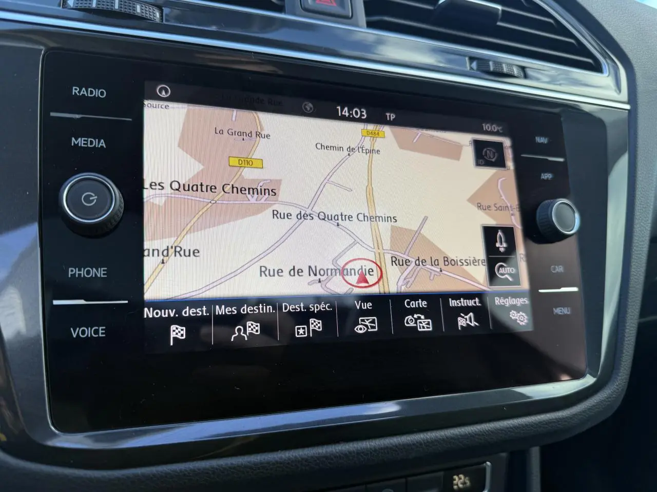 Écran tactile du système de navigation du Volkswagen Tiguan 2020 affichant une carte routière détaillée.
