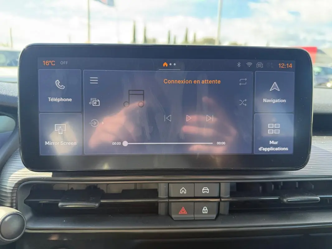 Écran tactile central du tableau de bord du Jeep Avenger 2025 affichant les options de navigation et multimédia.