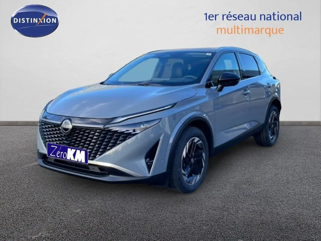 Vue 3/4 avant d'un Nissan Qashqai gris 2025 avec calandre noire et jantes aluminium distinctives.