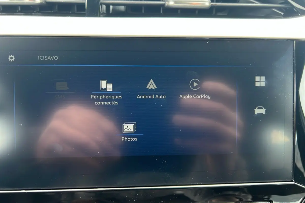Écran tactile central de l’Opel Corsa blanc Kontur 2026 affichant les options Android Auto et Apple CarPlay.
