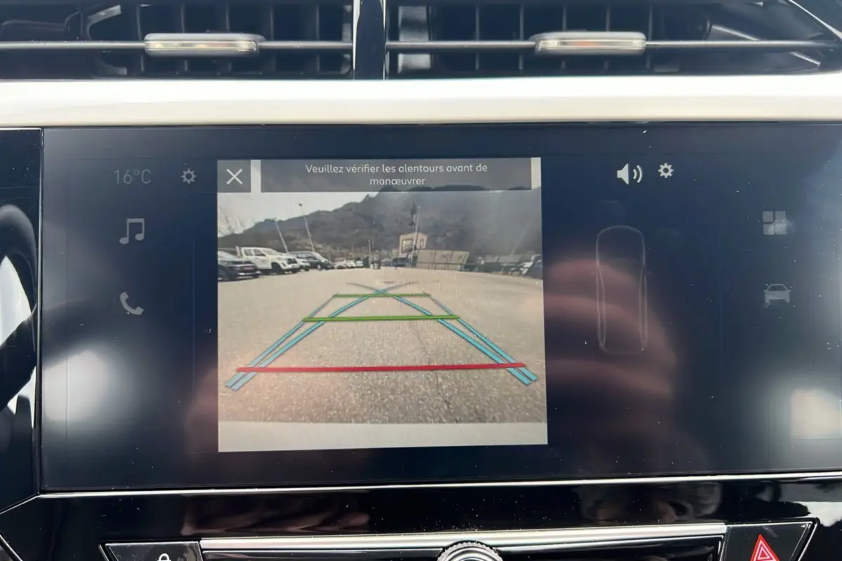 Écran tactile intérieur de l’Opel Corsa Hybrid blanc montrant la caméra de recul avec lignes d’aide au stationnement.