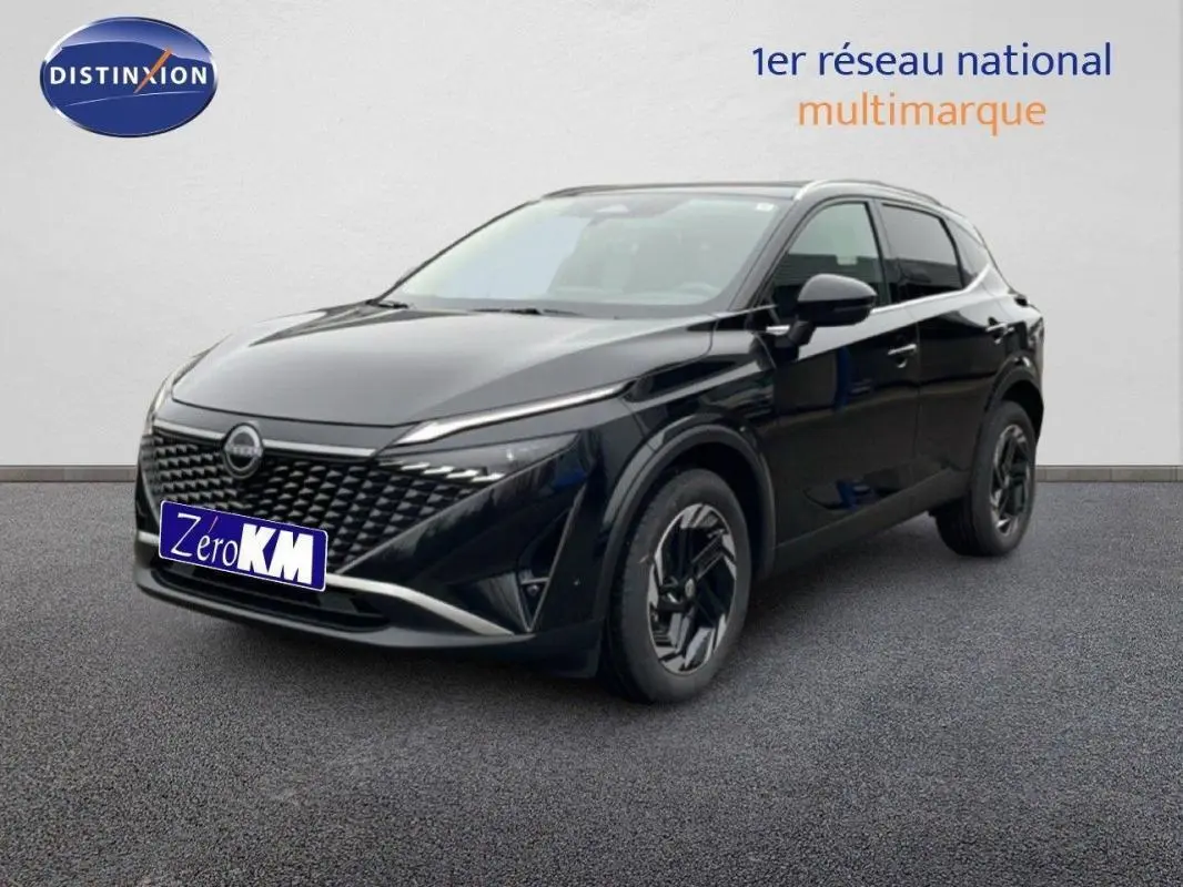 Nissan Qashqai noir en 3/4 avant droit, avec calandre distinctive et jantes au design moderne.