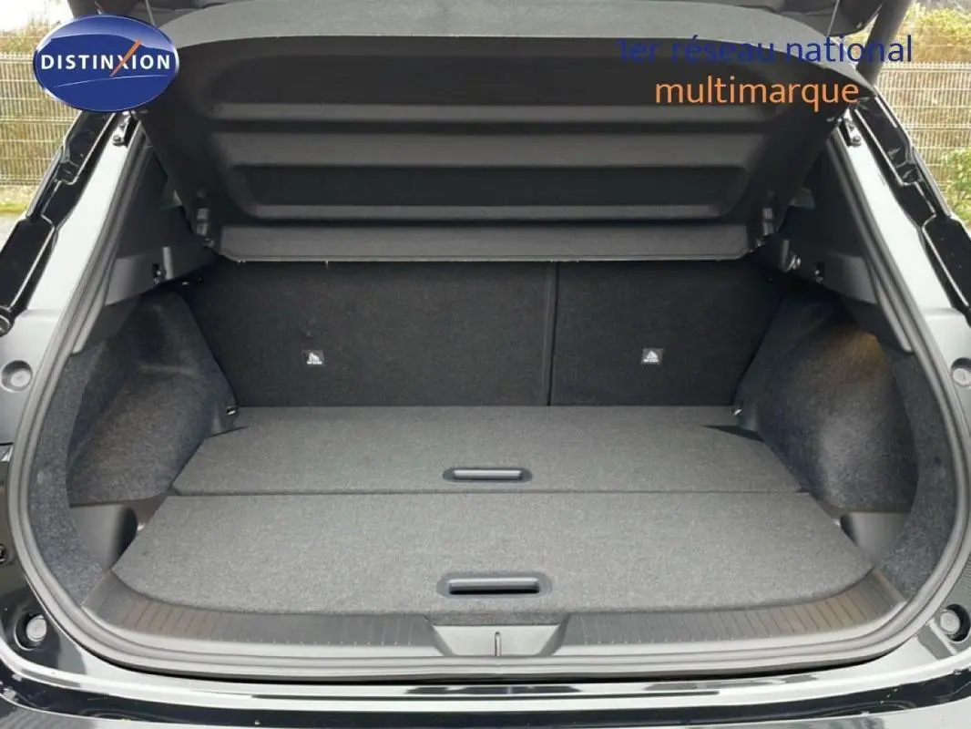 Coffre ouvert vu de l'arrière d'un Nissan Qashqai noir 2025, version 1.5 E-POWER N-Connecta, avec plancher plat.