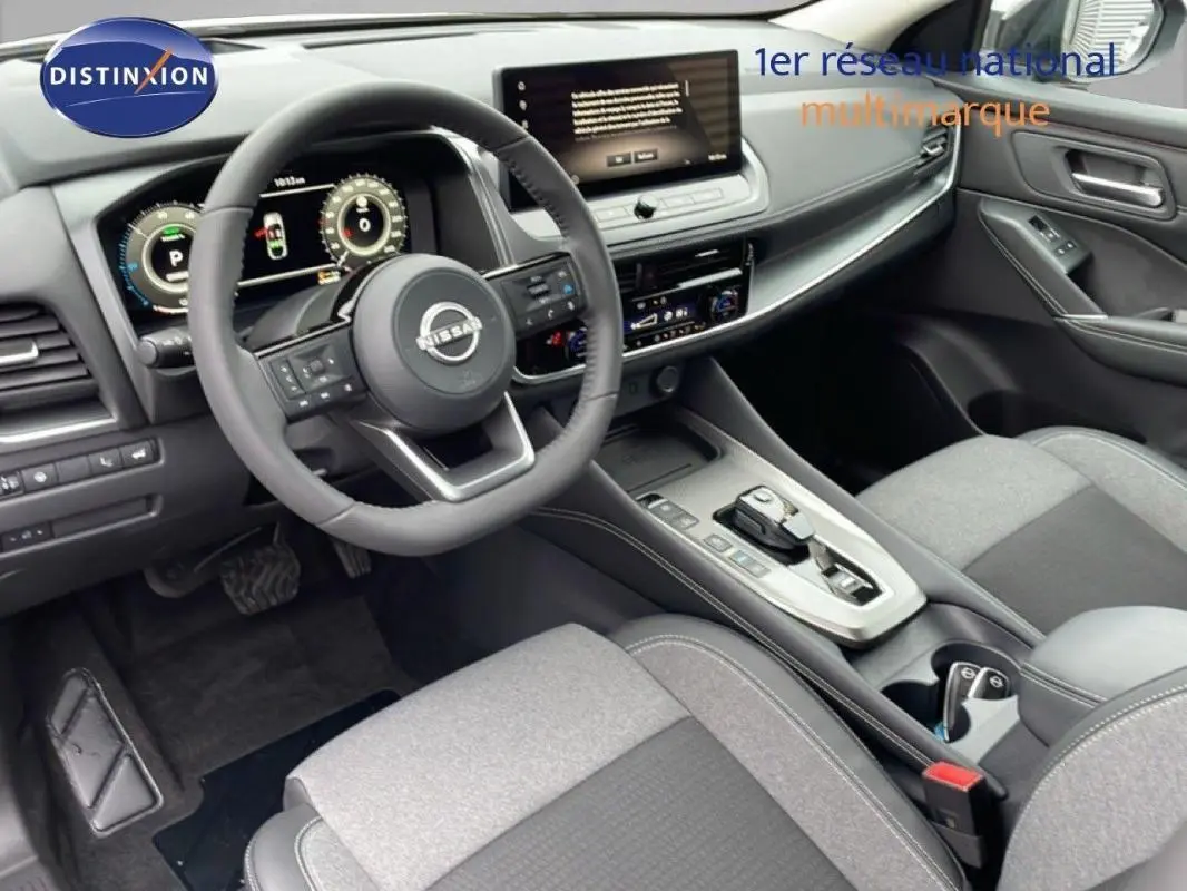 Vue intérieure du poste de conduite du Nissan Qashqai noir 2025, avec volant multifonction et écran tactile central.