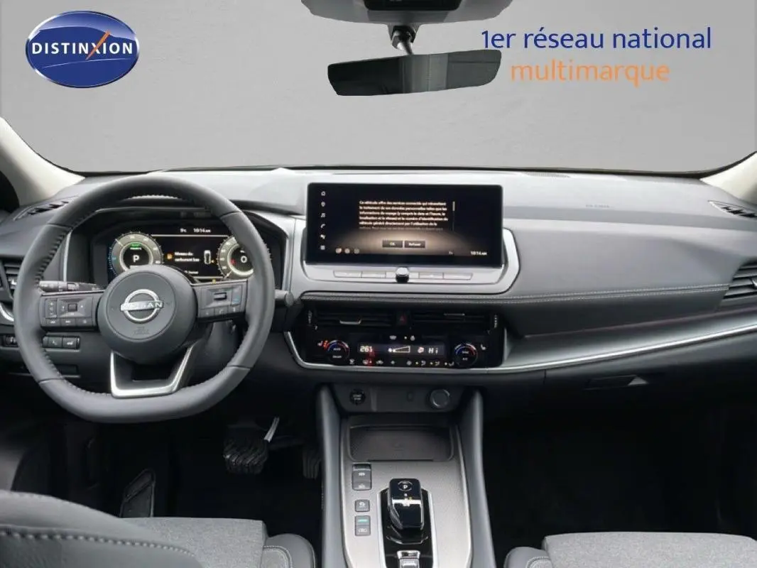 Vue intérieure avant du Nissan Qashqai 1.5 E-POWER 205CH N-CONNECTA 2025 avec tableau de bord numérique et écran tactile central.