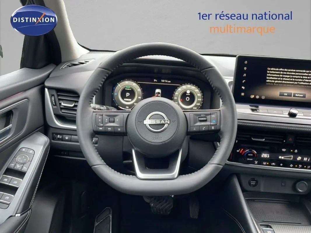 Vue intérieure centrée sur le volant noir du Nissan Qashqai 2025 avec tableau de bord numérique et écran tactile.