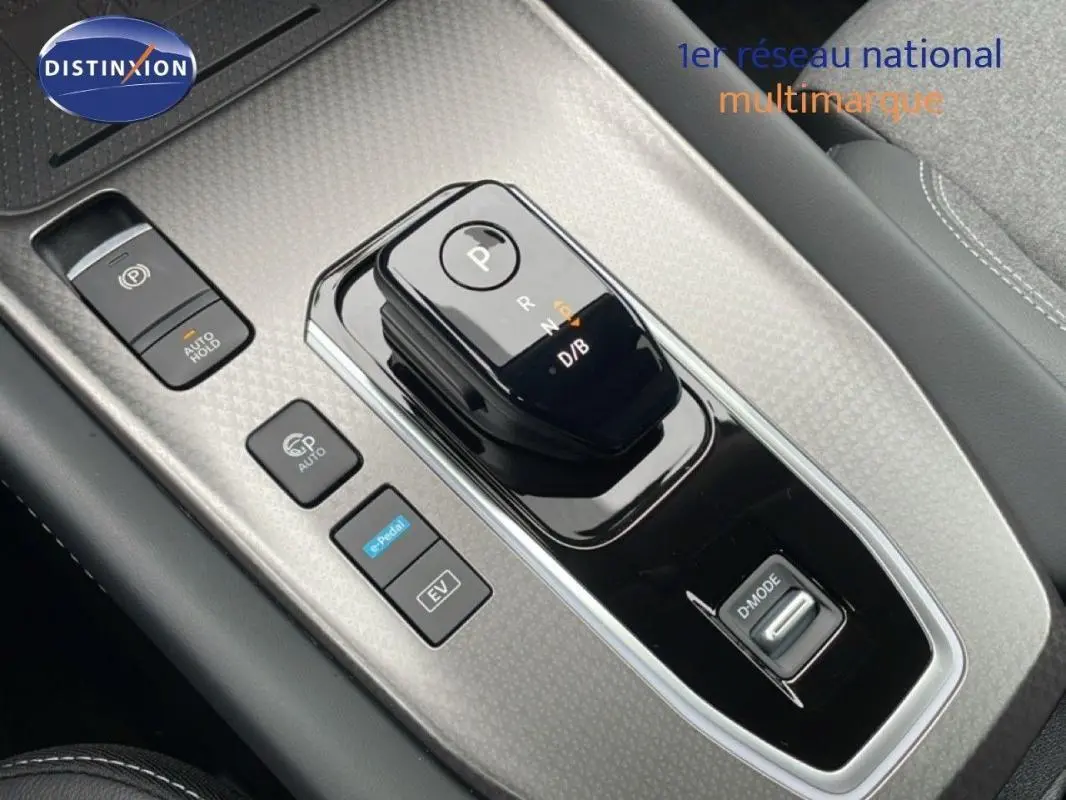 Gros plan sur la console centrale du Nissan Qashqai noir 2025, avec sélecteur de boîte auto et boutons de modes de conduite.