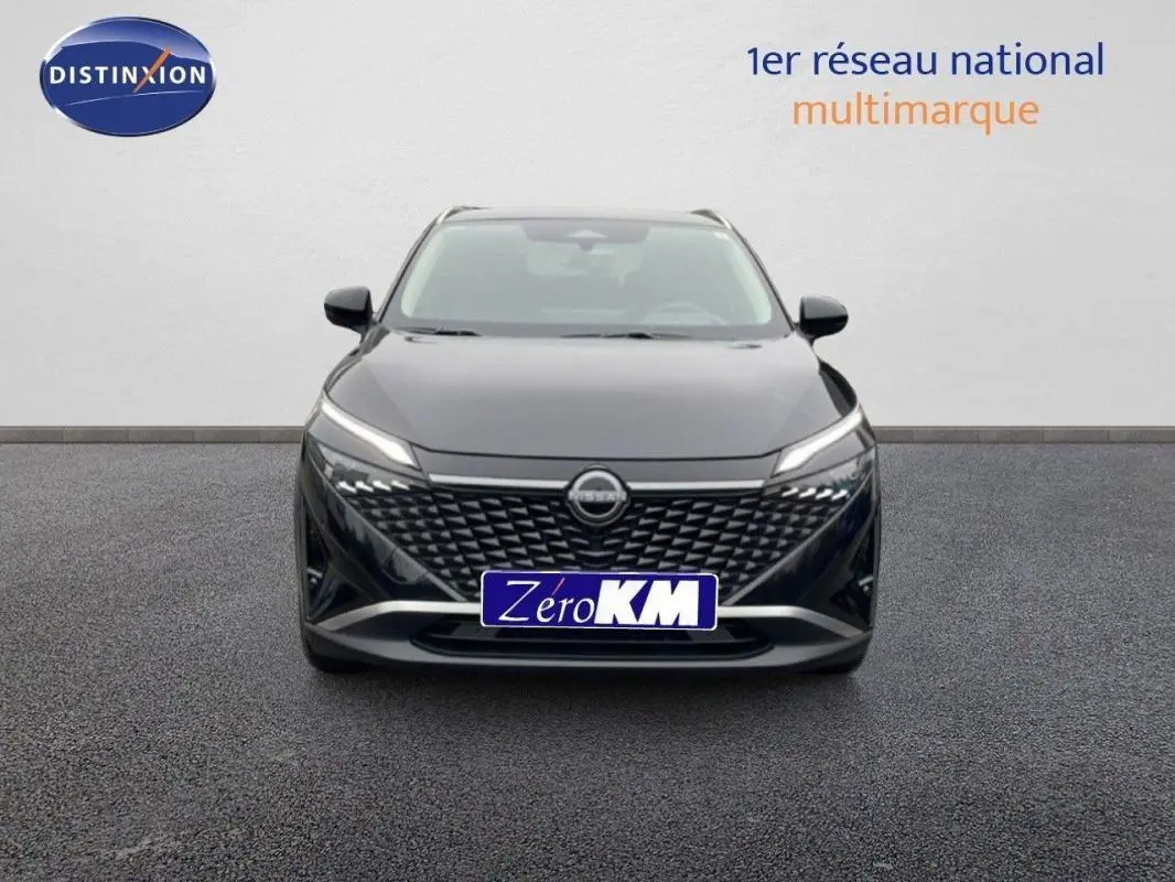 Vue frontale du Nissan Qashqai 1.5 E-POWER noir 2025 avec calandre distinctive et feux LED fins allumés.