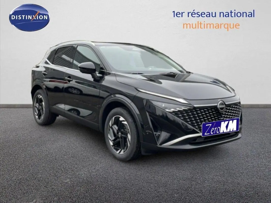 Nissan Qashqai 1.5 E-POWER noir en 3/4 avant droit, avec calandre moderne et jantes au design distinctif.