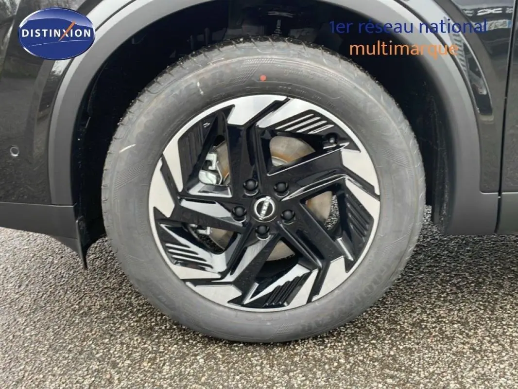 Gros plan sur la roue avant gauche noire du Nissan Qashqai 2025 avec jante alliage au design géométrique.