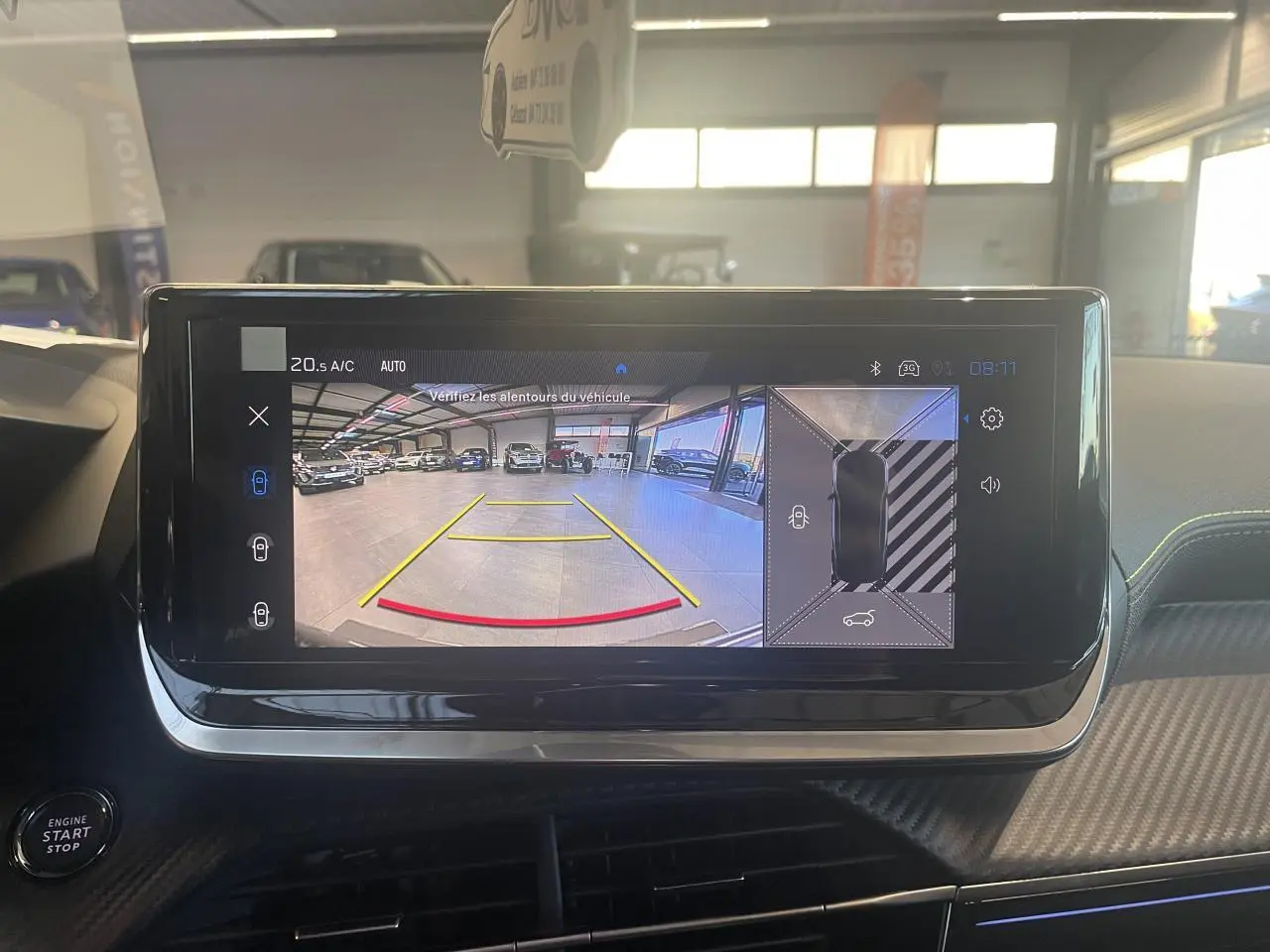 Écran tactile du tableau de bord du Peugeot 2008 gris montrant la caméra de recul et la vue 360° intérieure.