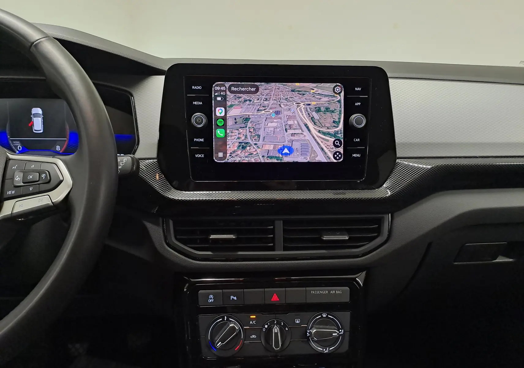 Vue intérieure du tableau de bord du Volkswagen T-Cross 2024 avec écran tactile central affichant la navigation.