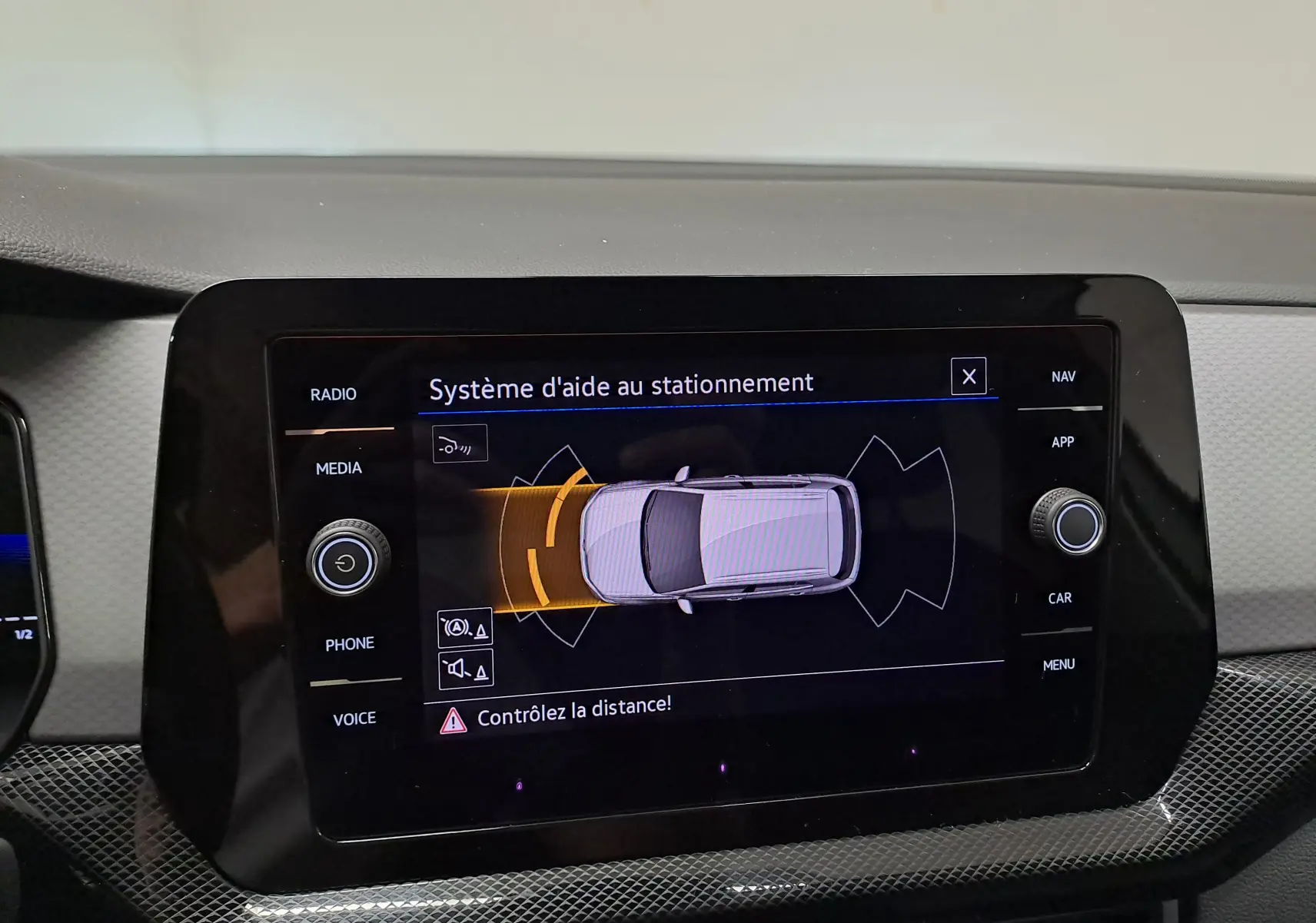 Écran tactile du système d'aide au stationnement du Volkswagen T-Cross 2024, affichant les capteurs avant et arrière.