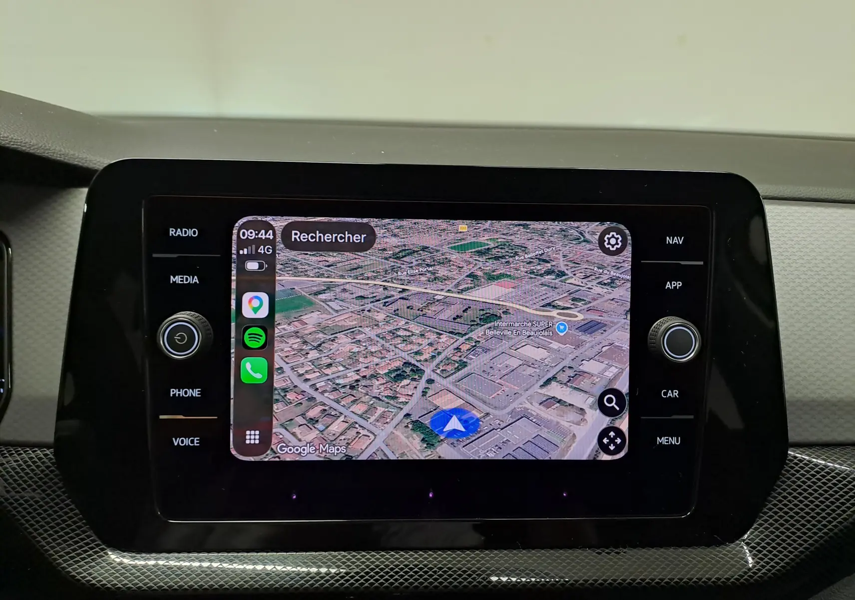 Écran tactile central du Volkswagen T-Cross 2024 affichant une carte Google Maps avec interface connectée.
