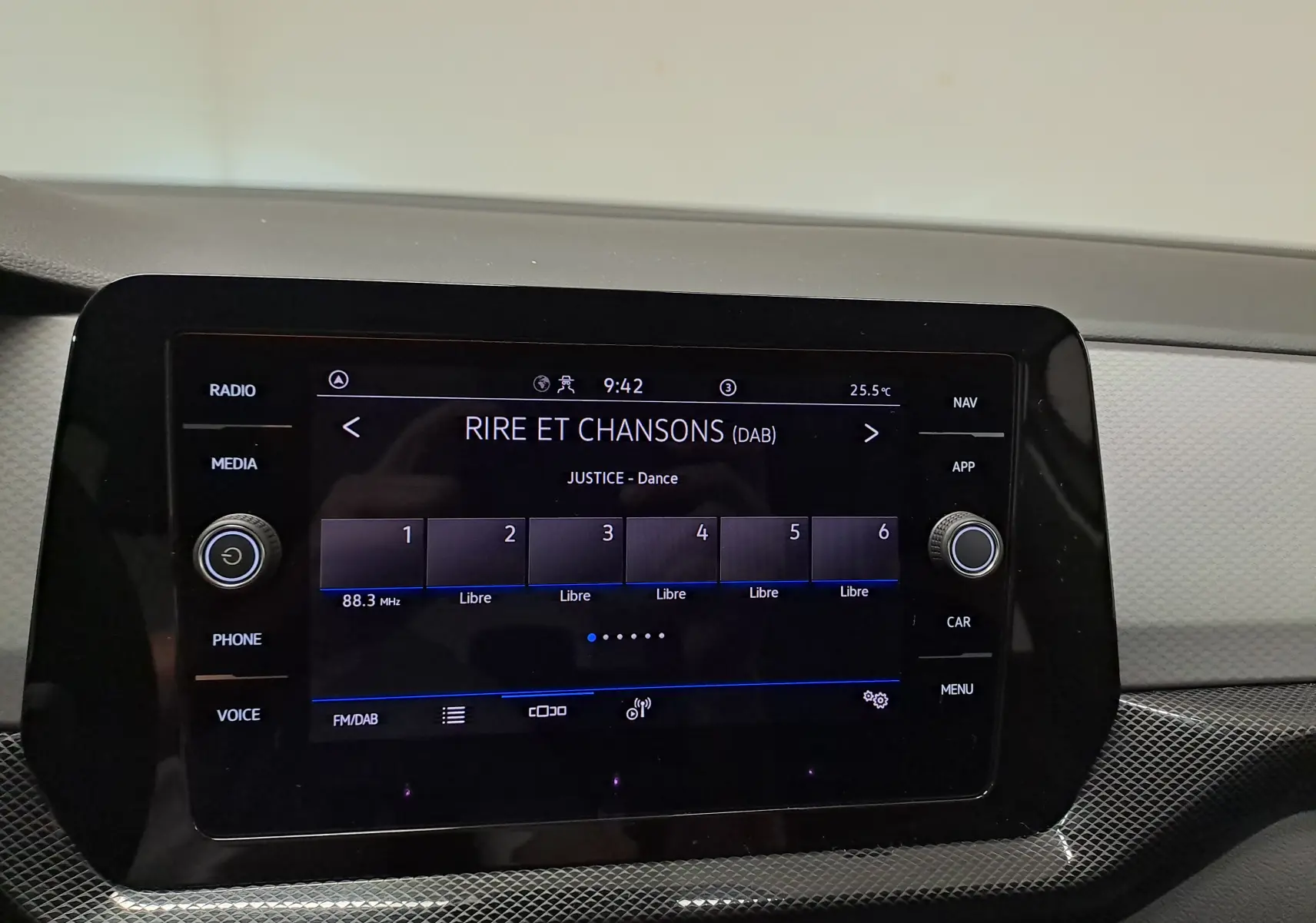Écran tactile central du Volkswagen T-Cross 2024 affichant la radio numérique Rire et Chansons, intérieur gris.